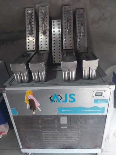 MAQUINA DE PRODUÇÃO DE PICOLÉ CAPACIDADE DE 6 FORMAS CM 28 CAVIDADE