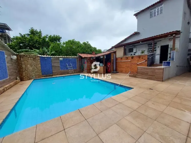Casa Triplex Espaçosa com 6 Quartos (1 Suíte) e Lazer Completo em Todos os Santos! RO01X