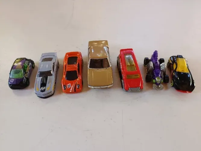 Lote 7 Carrinhos Hot Wheels e Colecionáveis