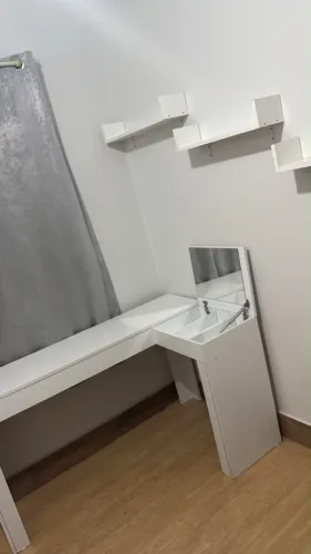 Mesa de canto/ Penteadeira Branca
