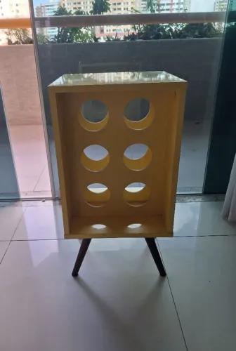 Móvel Porta Vinhos Retrô com Pé Palito Amarelo para 6 Garrafas - Decoração Vintage