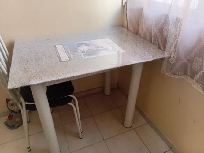 Mesa de jantar + cadeiras.
