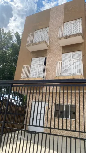 Excelente Casa (tipo apto) no bairro Vila Hortência, 3 dormitório (sendo 2 suítes), duas v