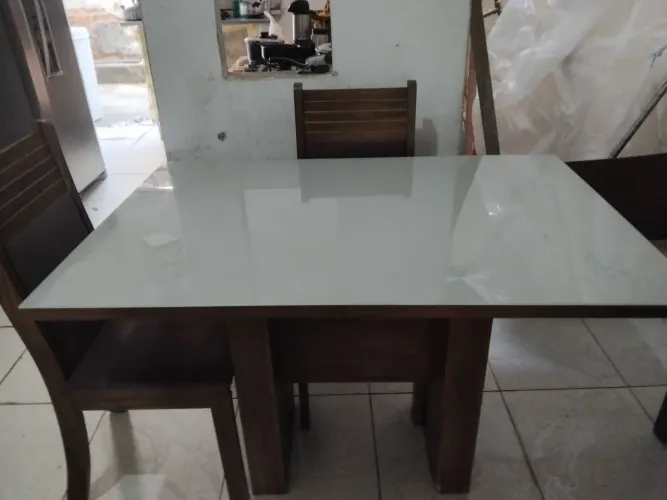 Mesa de jantar sem cadeira