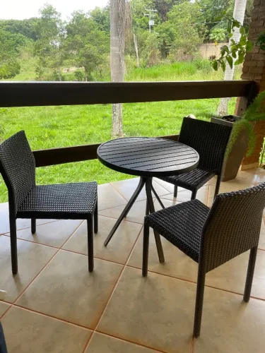 Mesa com 3 cadeiras em perfeito estado