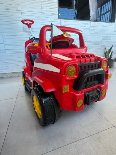 Carro de bombeiro com pedal