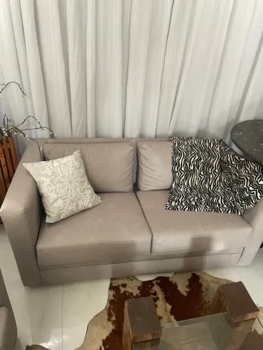 SOFÁ EM CORINO CINZA