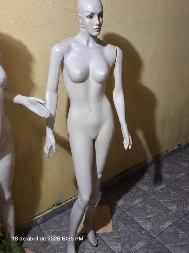 Manequim Feminino Pose Com Base