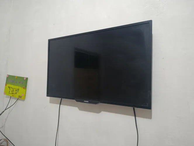 Televisão Philips semi nova 
