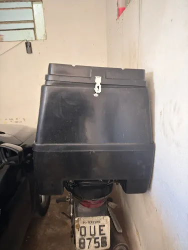 Baú de 135 litros com suporte 
