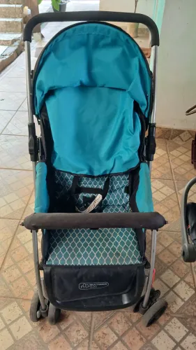 Carrinho de bebê azul
