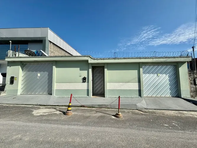 Casa Ampla pra fim COMERCIAL na Av das Torres - Garagem / Energia Solar / Vários Quartos