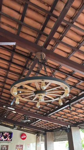 Lustre Gigante Madeira Maciça 7Bocal Rosa de Carroça em madeira maciça 