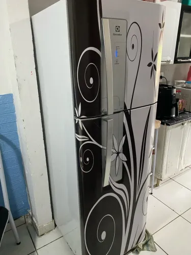 Vende-se uma geladeira