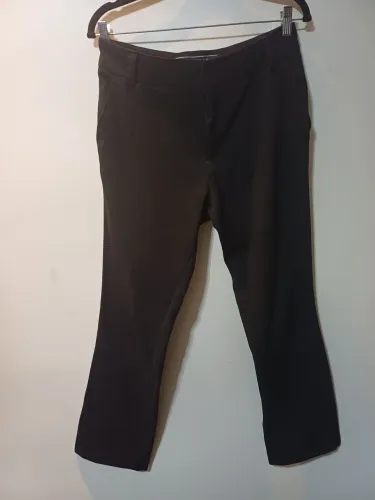 Calça social Siberian, preta com bolsos frontais .