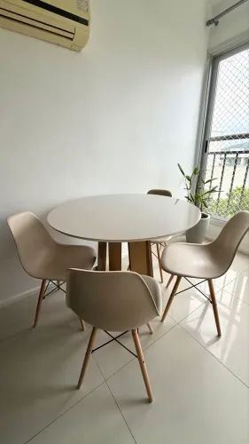 Mesa com 4 cadeiras