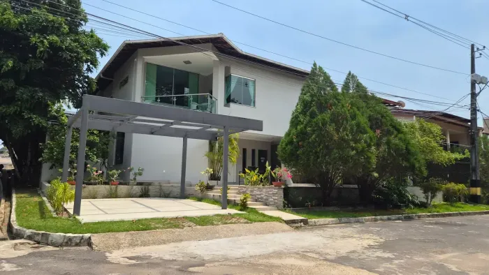 Exclusividade, Espaço e Natureza: Mansão de Esquina em Condomínio Fechado