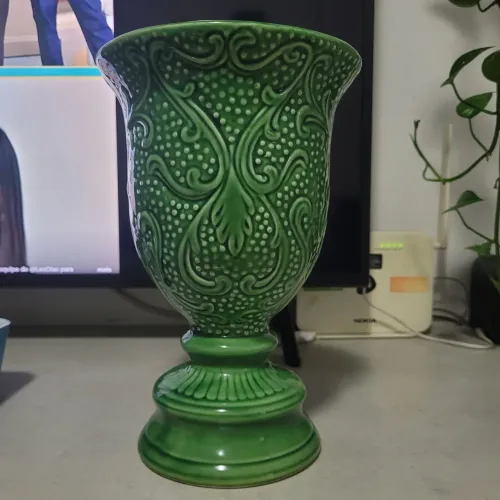 Vaso de cerâmica vitrificada, com detalhes pontilhados e folhas