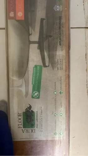 Vendo 02 caixas total de 15 tábuas de piso laminado Duraflor