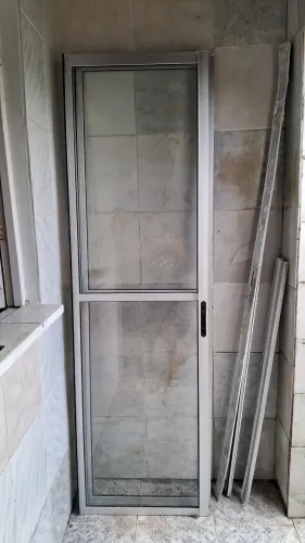 VENDE-SE DUAS PORTAS DE VIDROS DE VARANDA DE APARTAMENTO Medindo 2,06 de Altura e 0,61cm L