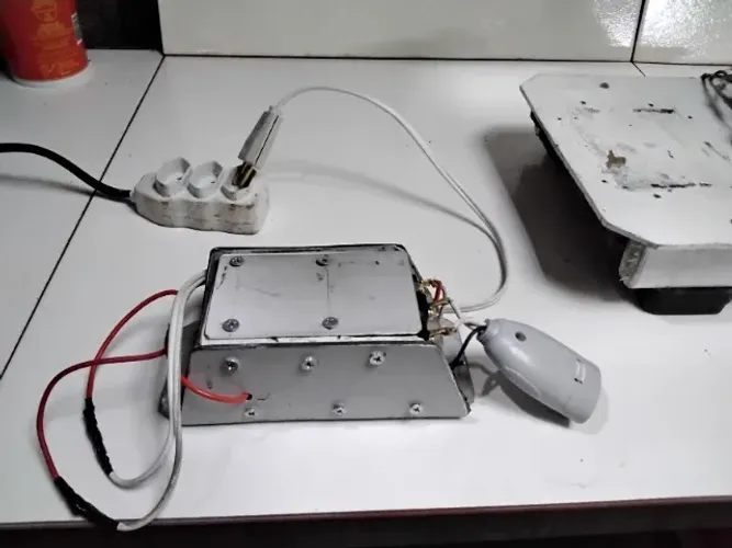 Dispositivo para inversão automatica de sentido de giro de motores eletrico