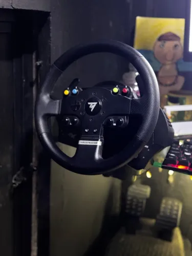 Volante Thrustmaster