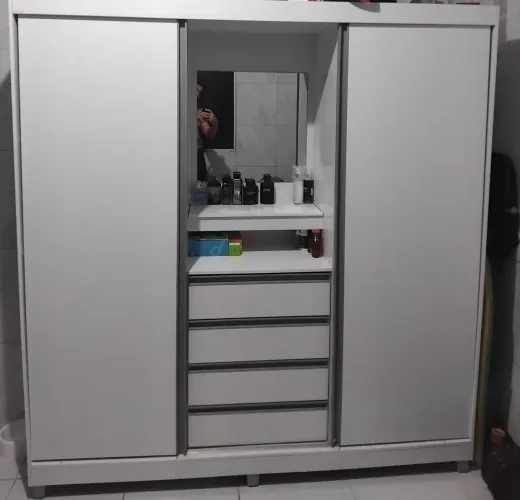 Guarda roupas com espelho e porta de correr
