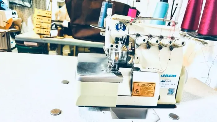 Máquina Overlock Industrial Jack JK-805 - Completa com Mesa e Motor