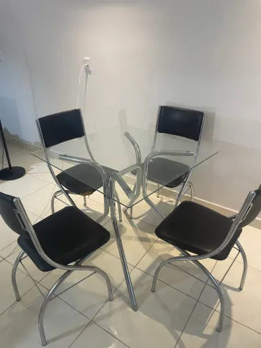 Mesa de vidro aço cromado com 4 cadeiras 