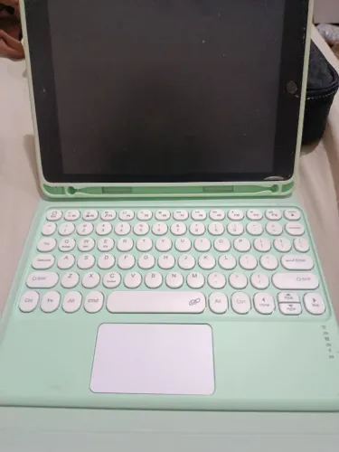 iPad 6ª Geração (32GB, Wi-Fi) Praticamente Novo + Capa com Teclado
