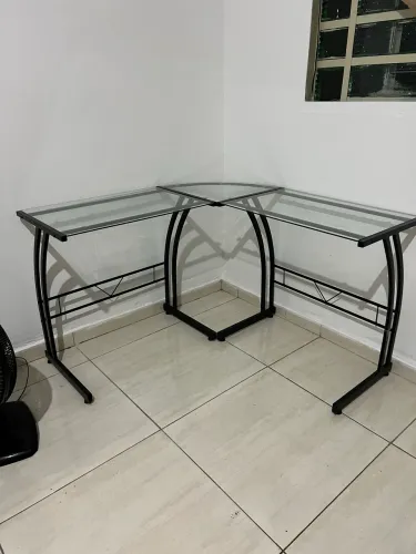 Mesa de vidro em L