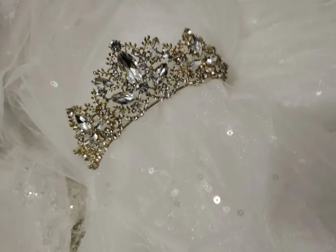 Tiara em pedraria, ideal para noivas e debutantes