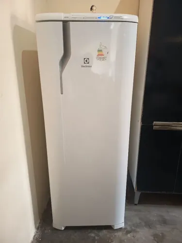 Geladeira Eletrolux Cycle Defrost 240L