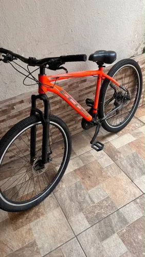 BICICLETA ARO 29 LARANJA E PRETA - R$ 800,00