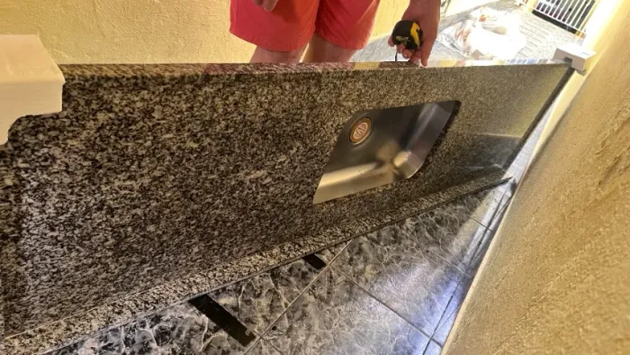 Pia de Cozinha em Mamore com cuba Inox