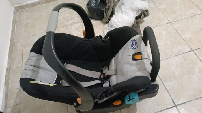 Vendo Bebê Conforto com a base para carro