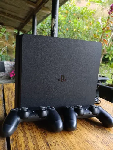  PS4 Slim Impecável com jogos + 2 Controles Originais | Pronto para Jogar