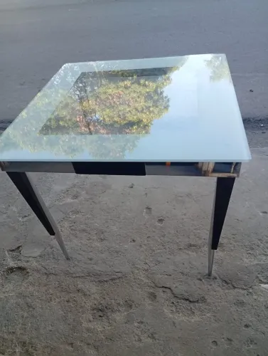 Mesa quadrada com vidro trabalhado e pés cromado