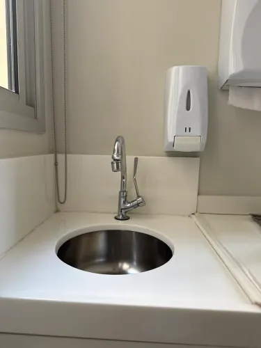 PIA E BANCADA EM MÁRMORE COM TORNEIRA INOX 50x50 pia 30x30