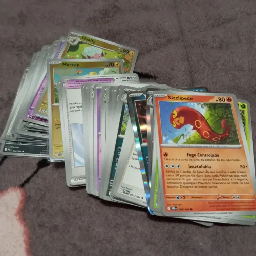 50 cartas Pokémon aleatórias.