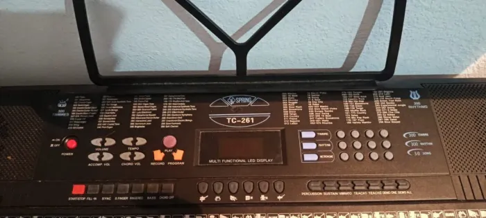 Vendo teclado semi novo completo 