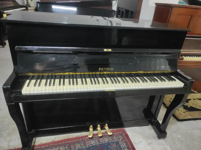 Piano Petrof Petit preto semi-novo, e outras marcas. Confira aqui. 