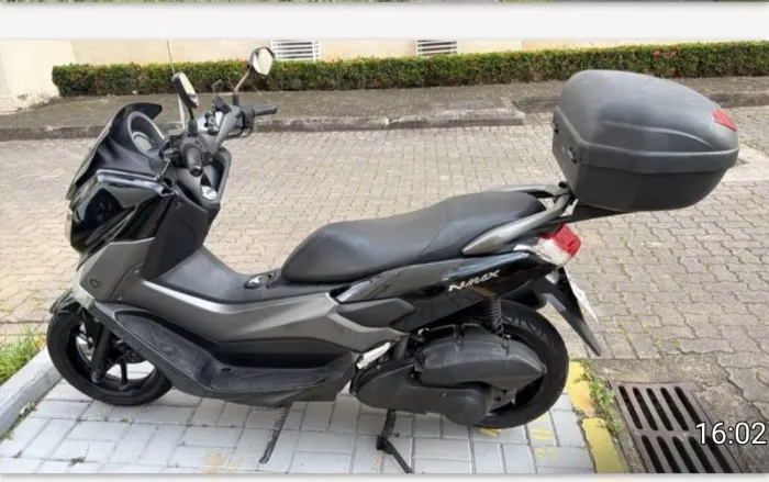 Moto com pneus ótimos tudo funcionando perfeitamente