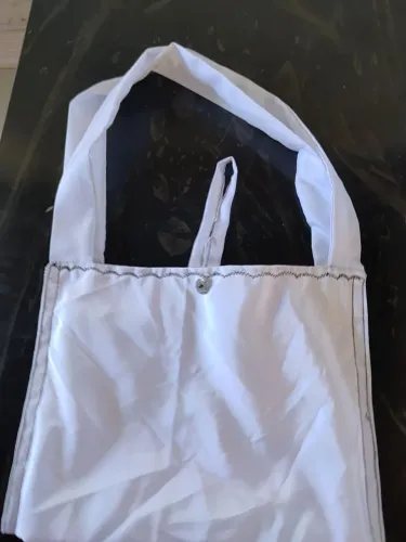Bolsa de bebê branca pequena 