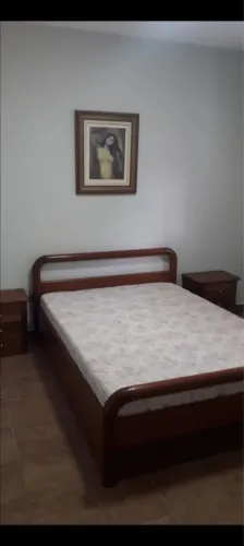 Cama de casal em madeira maciça