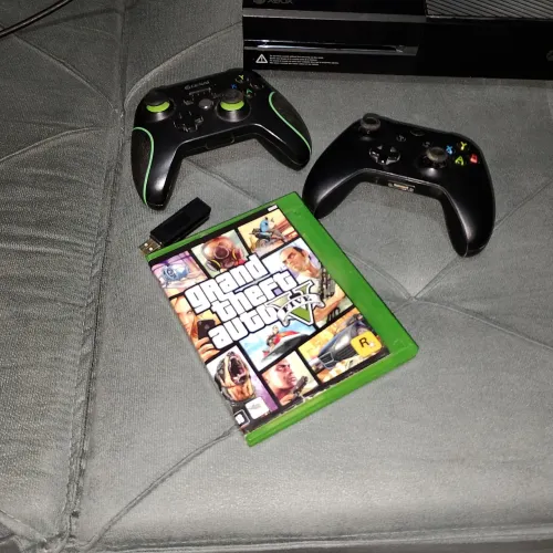 Xbox one 2 controles e com carregador e pilhas recarregáveis