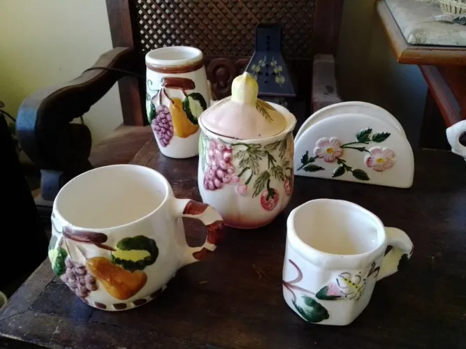Antiga cerâmica vintage, decoradas à mão com pinturas em relevo de frutas e flores.