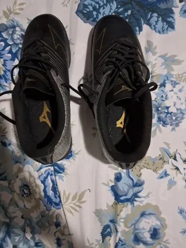 Chuteira Mizuno Society Tam 39 - Nova sem uso (Preta e Dourada)