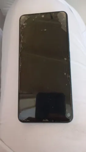 Vendo celular poco x5 apenas um anos de uso apenas trocar a película