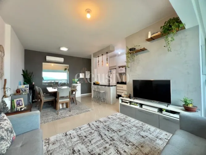Apartamento semimobiliado com vista mar em condomínio clube